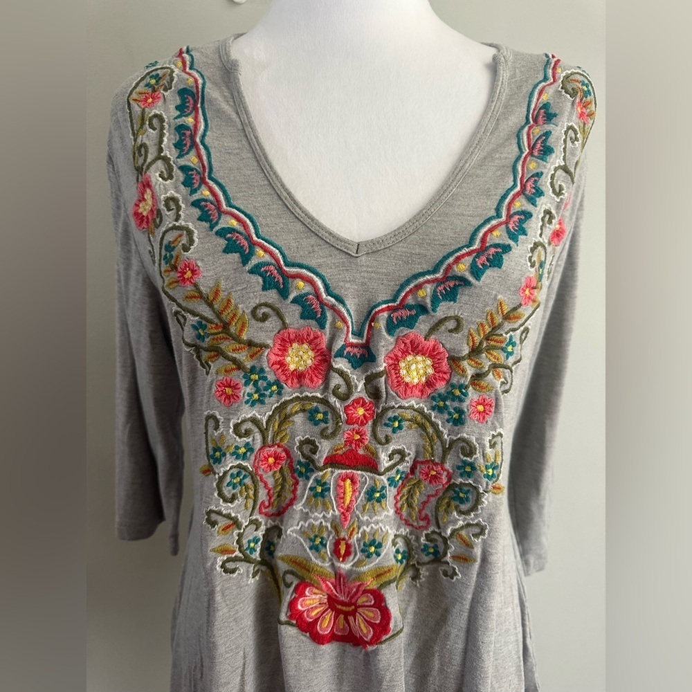SOFT SURROUNDINGS Womens Knit TOP 3/4 Sleeve GRAY Embroidered Size M - Picture 2 of 7
